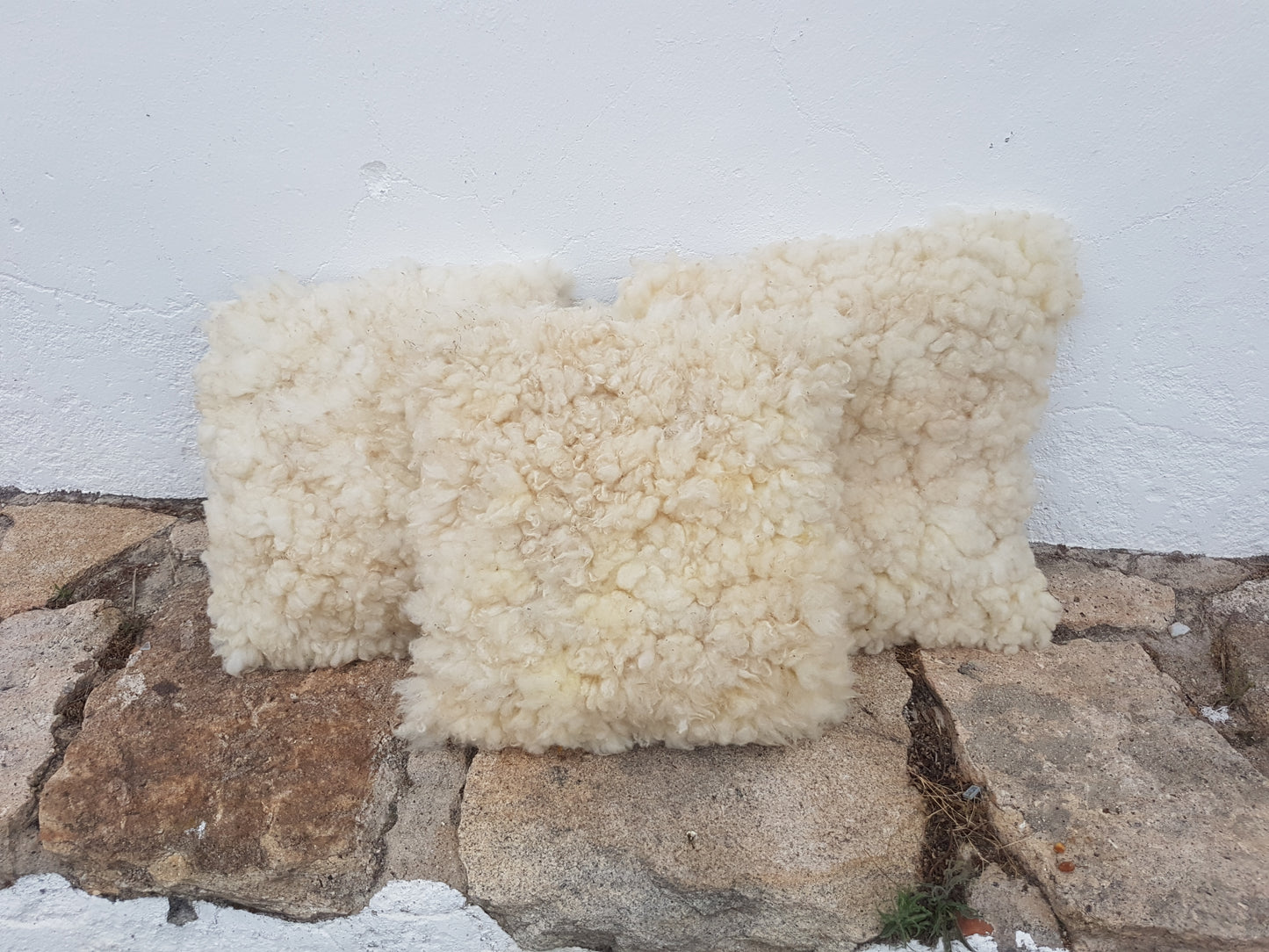 Almofada de lã feltrada branca com parte traseira em tecido reciclado