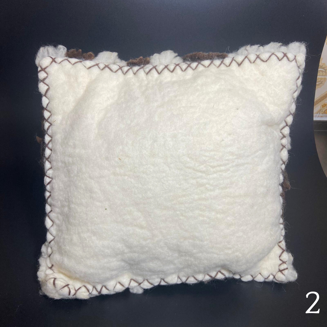 Almofada de lã feltrada castanha e branca