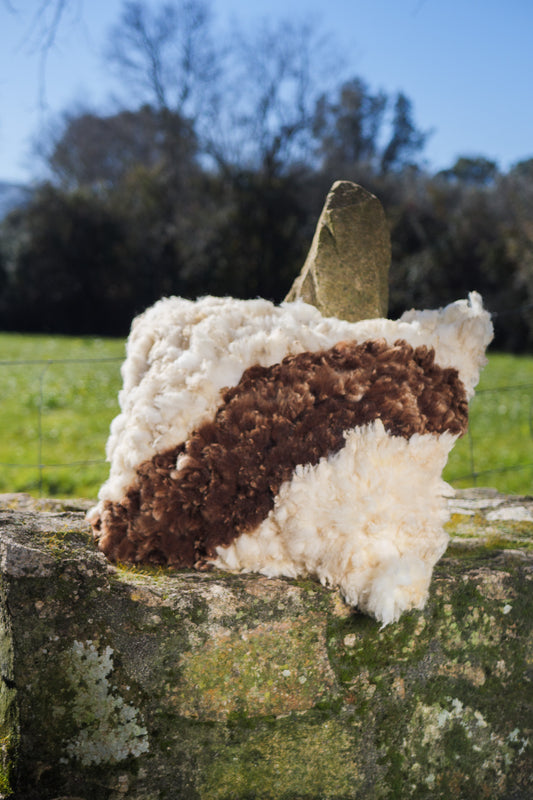 Almofada de lã feltrada castanha e branca